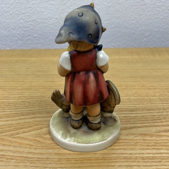 Hummel feeding time #199 - Picture 3 of 6